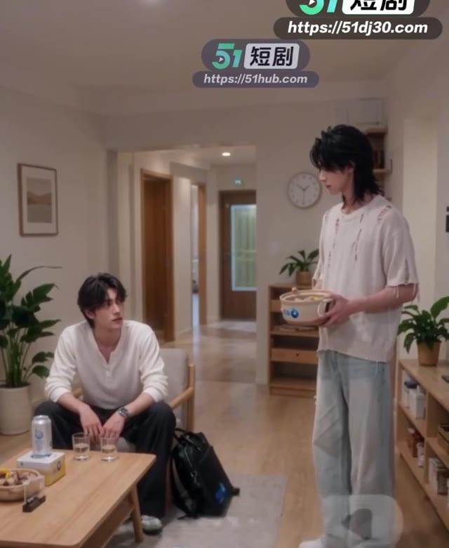 两人在公寓客厅与厨房之间说话