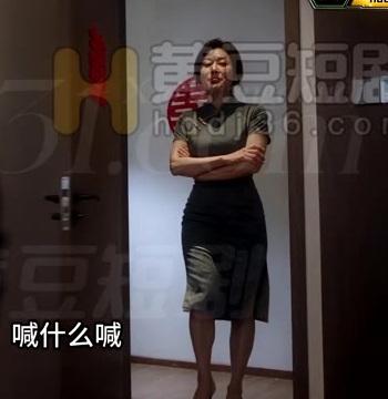 未婚对象的母亲站在住宅门口
