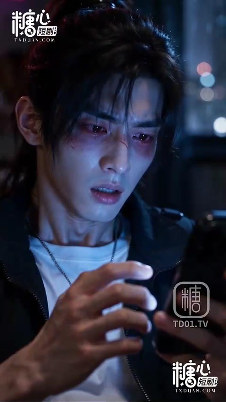现代男子在连续加班后查看手机