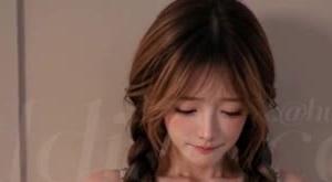 李小涵到来后低头回应眼前的关系