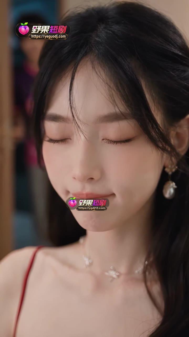 五姐闭眼等待弟弟带来礼物