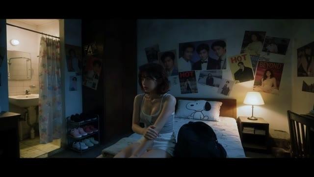 夜间住处里,同伴关心短发女子的身体状态