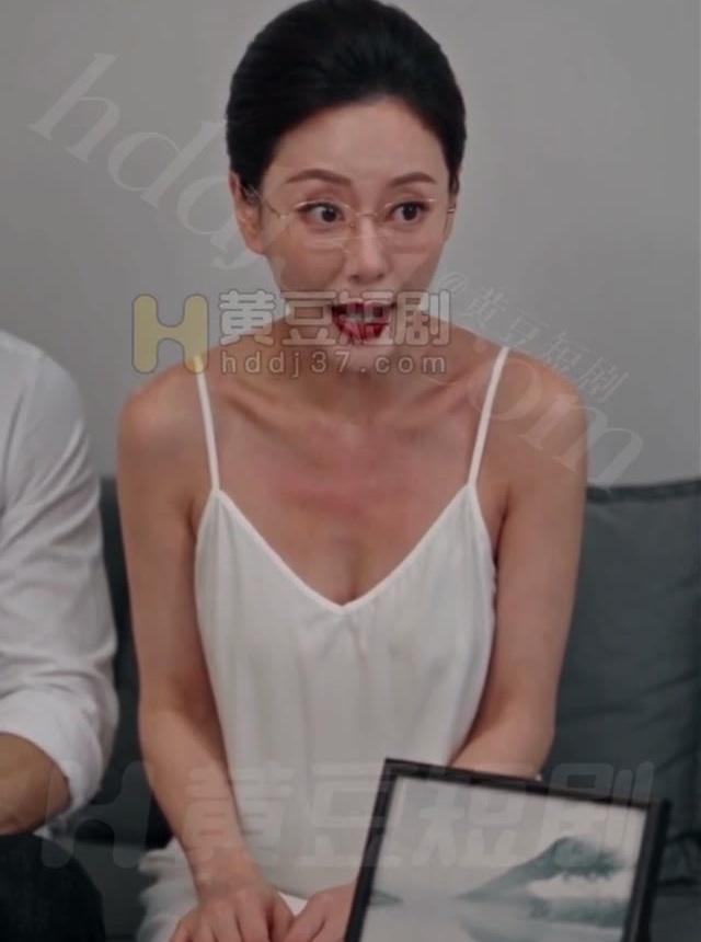 母亲向小刚解释与小亮的相处