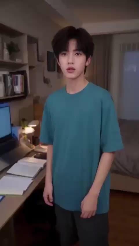 承睿在课程结束后站在家中