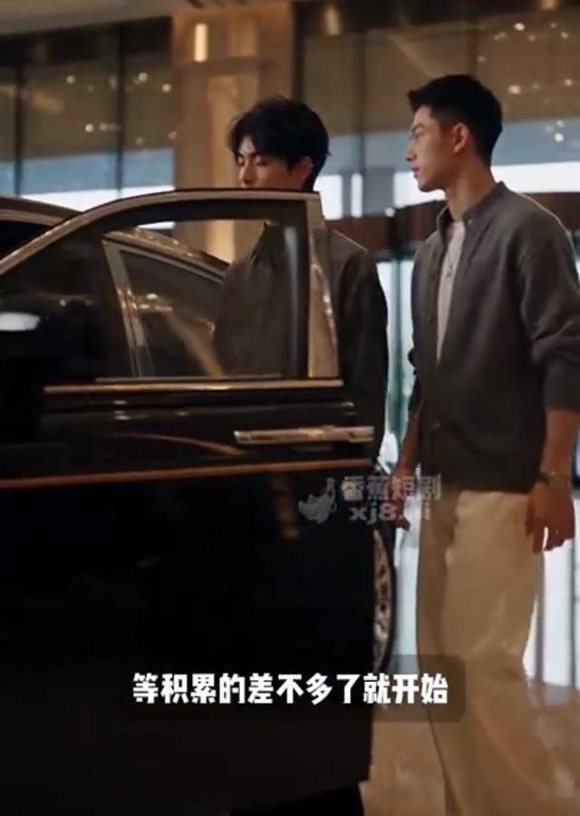 两名男子在车辆旁谈论尚未启动的计划