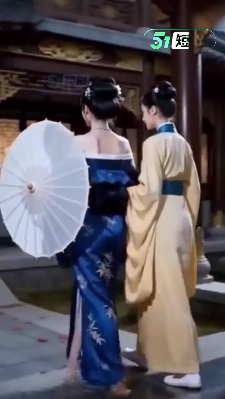 蓝色花纹衣裙女子走过木楼庭院