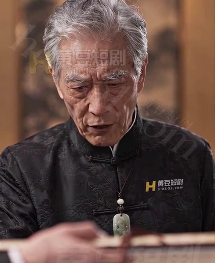 寿宴主人欣赏修远送出的书法
