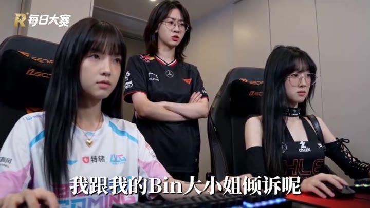 多名队员在电竞训练室讨论比赛