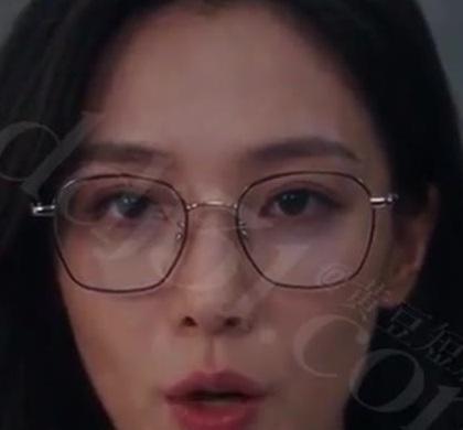 戴眼镜的陈婉在诊室内谈话