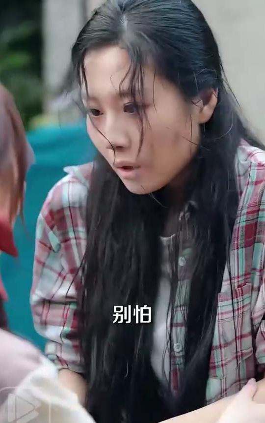 余小雪在院落里与妹妹相见