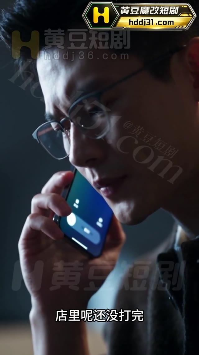 阿杰在出租屋内用手机通话