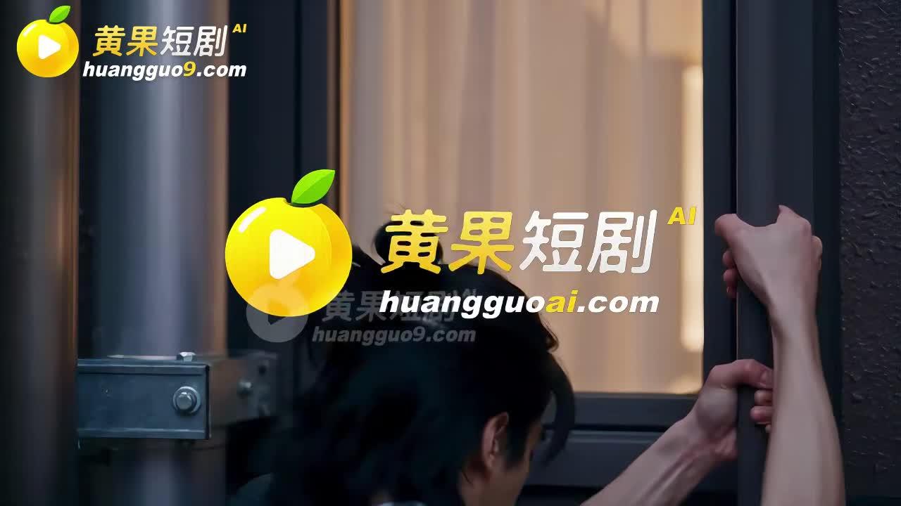 陈宇穿深色衣装攀在酒店外墙旁