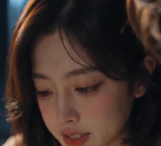 短发女子说出男友追问消息的经过