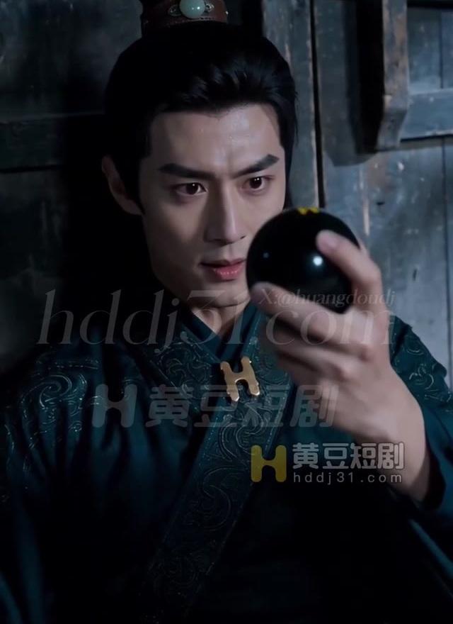王小刚拿着留影器记下夜间所见
