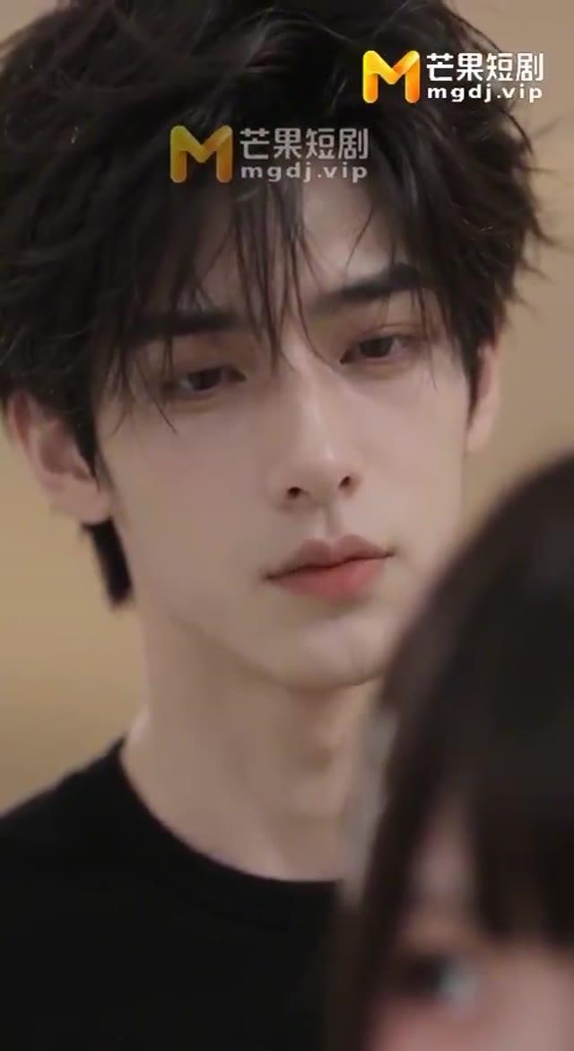 换上黑色短袖的桑尼陪女室友挑选衣服