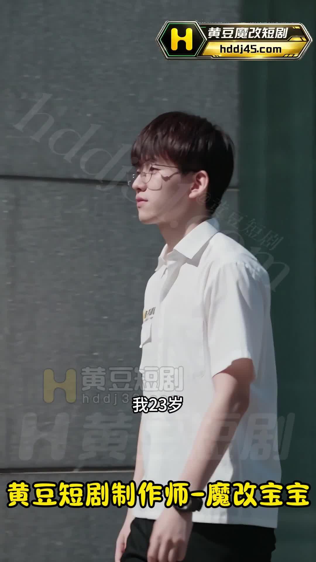 男主戴眼镜穿白衬衫站在城市街边