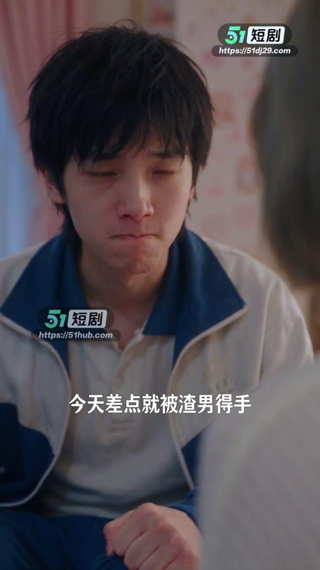 蓝白运动外套人物在房间内交谈