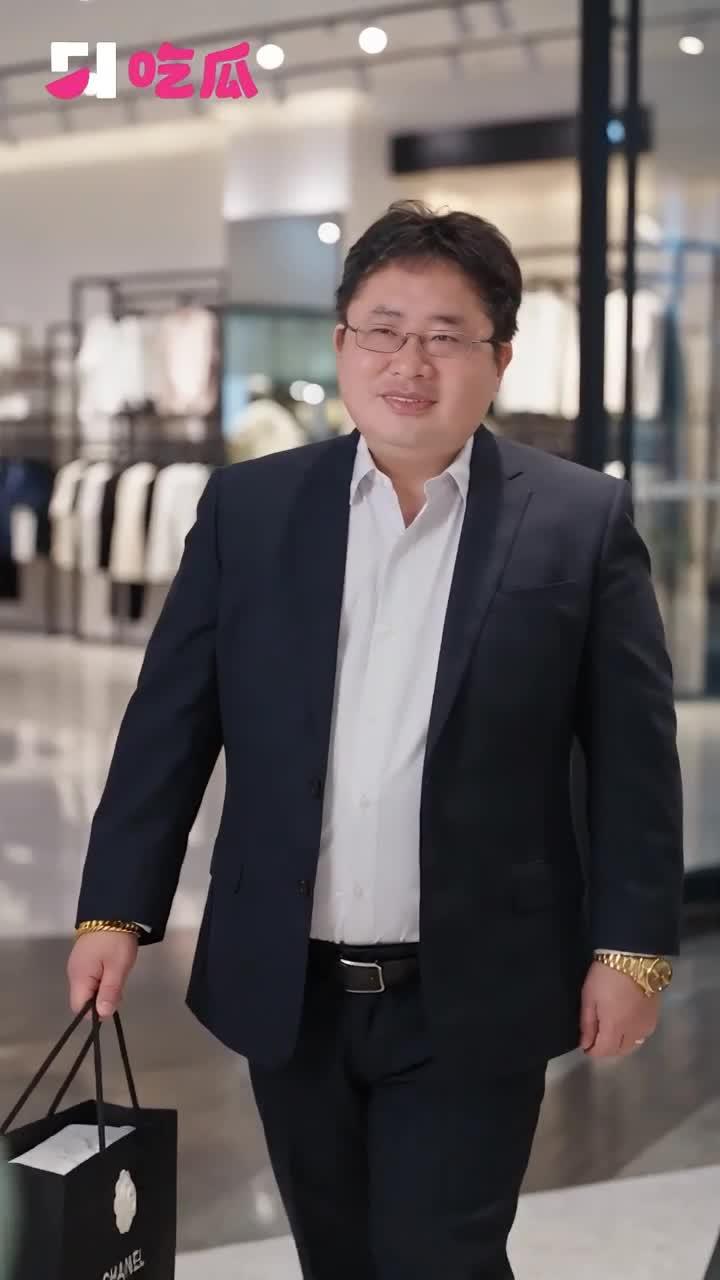 韩总带着礼物来到服装门店