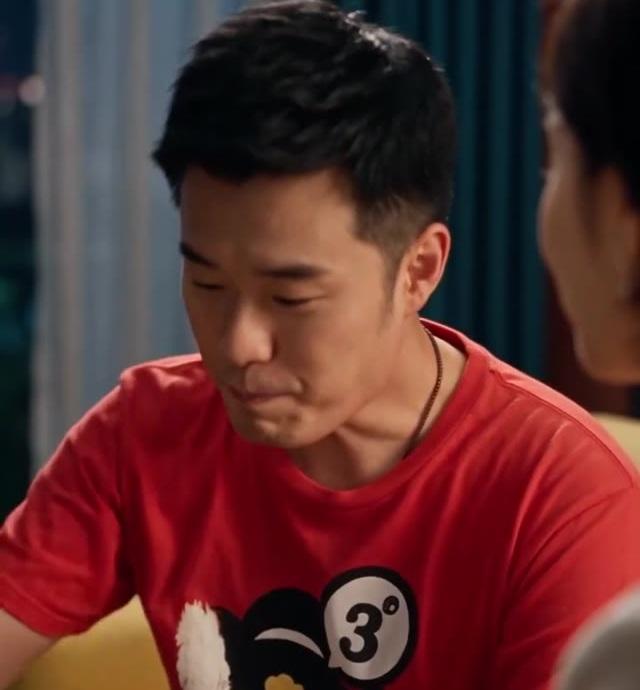曾小贤在公寓沙发旁与莉莎谈话
