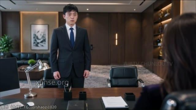 小张在办公室面对唐总的要求