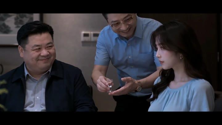 高校长在餐桌旁替白洁应对劝酒