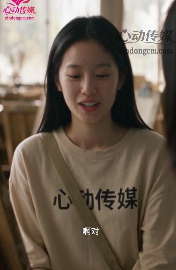 妮可在画室中与同学交谈