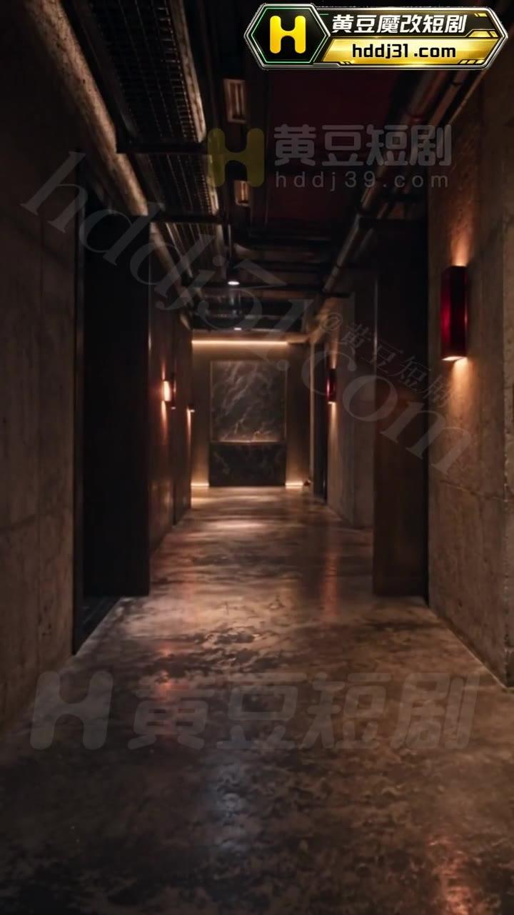 会所狭长走廊通向地下空间