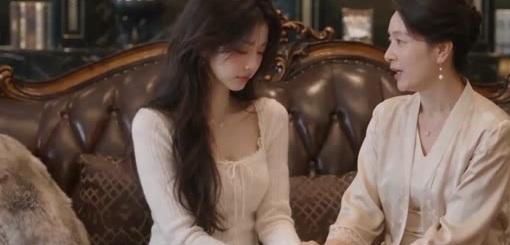 母亲在客厅叮嘱即将出嫁的女儿