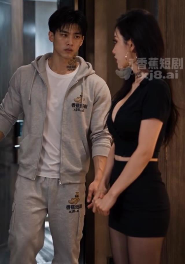 李东与同学女子在室内门口相见