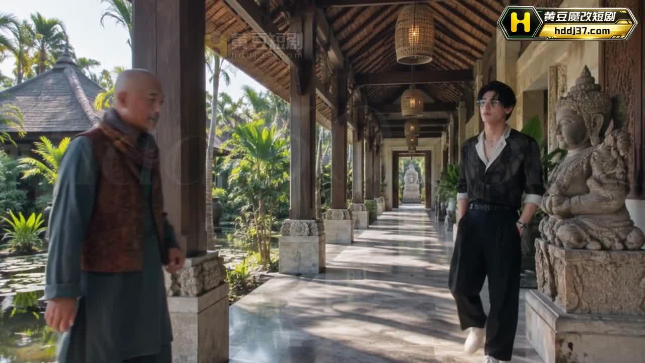 叶沙尘与文哥在泰缅地区的木质走廊交谈