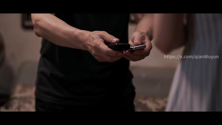 李老师手中的手机成为影像交涉的筹码