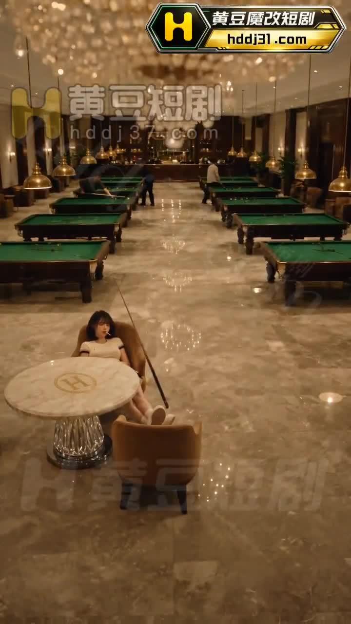 台球助教坐在台球厅休息区