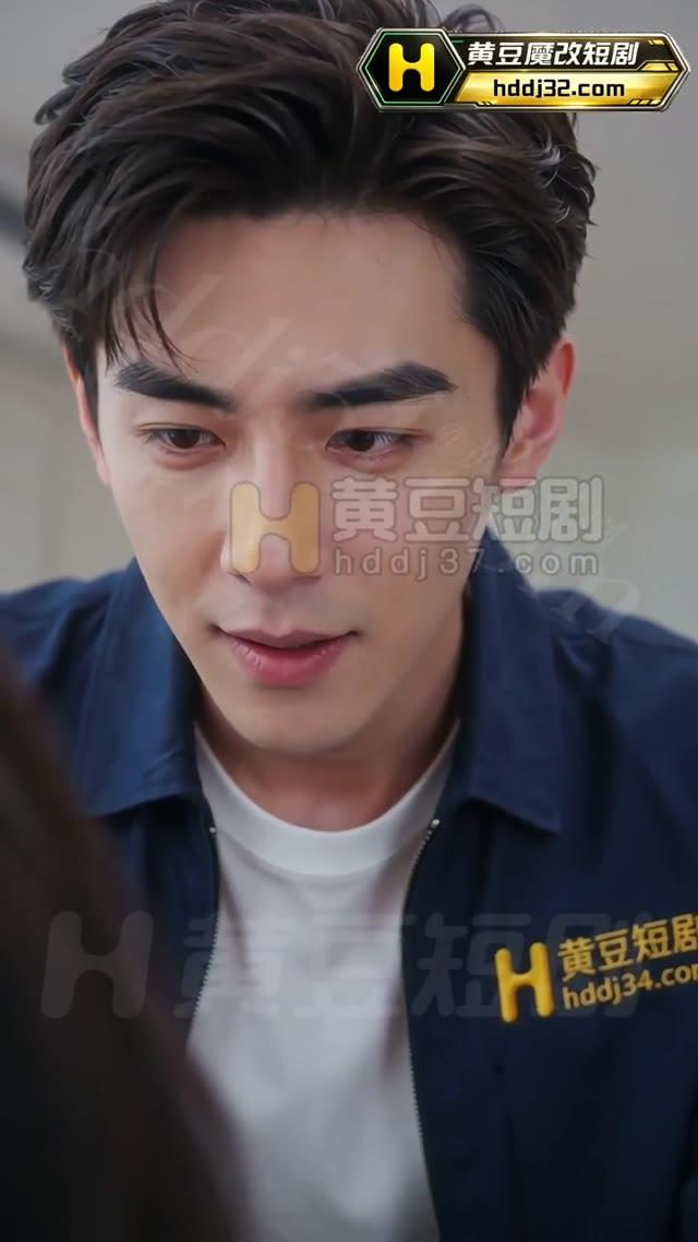 穿深蓝色外搭的青年在厨房中与女子交谈