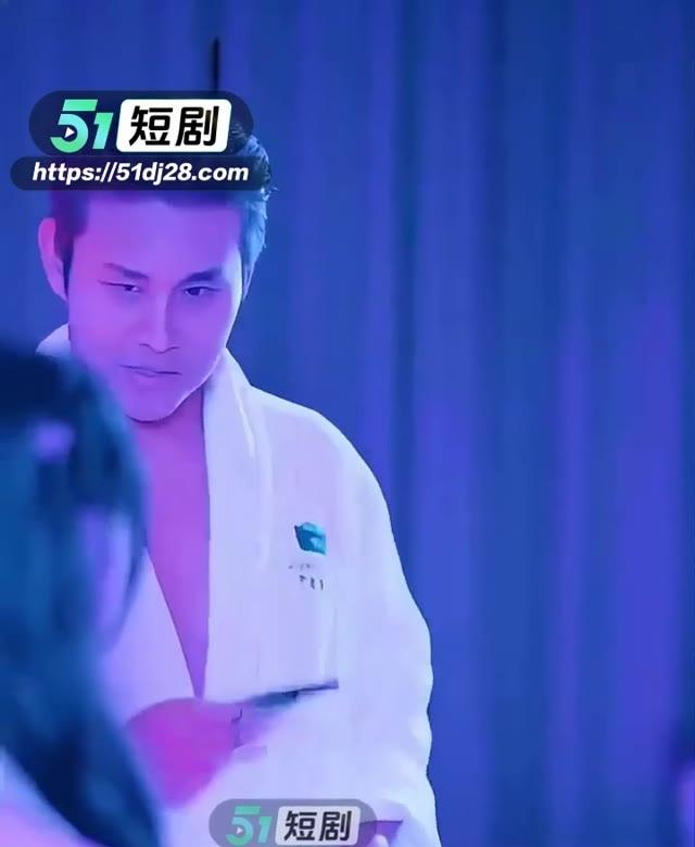 男子拿着手机提出赠予