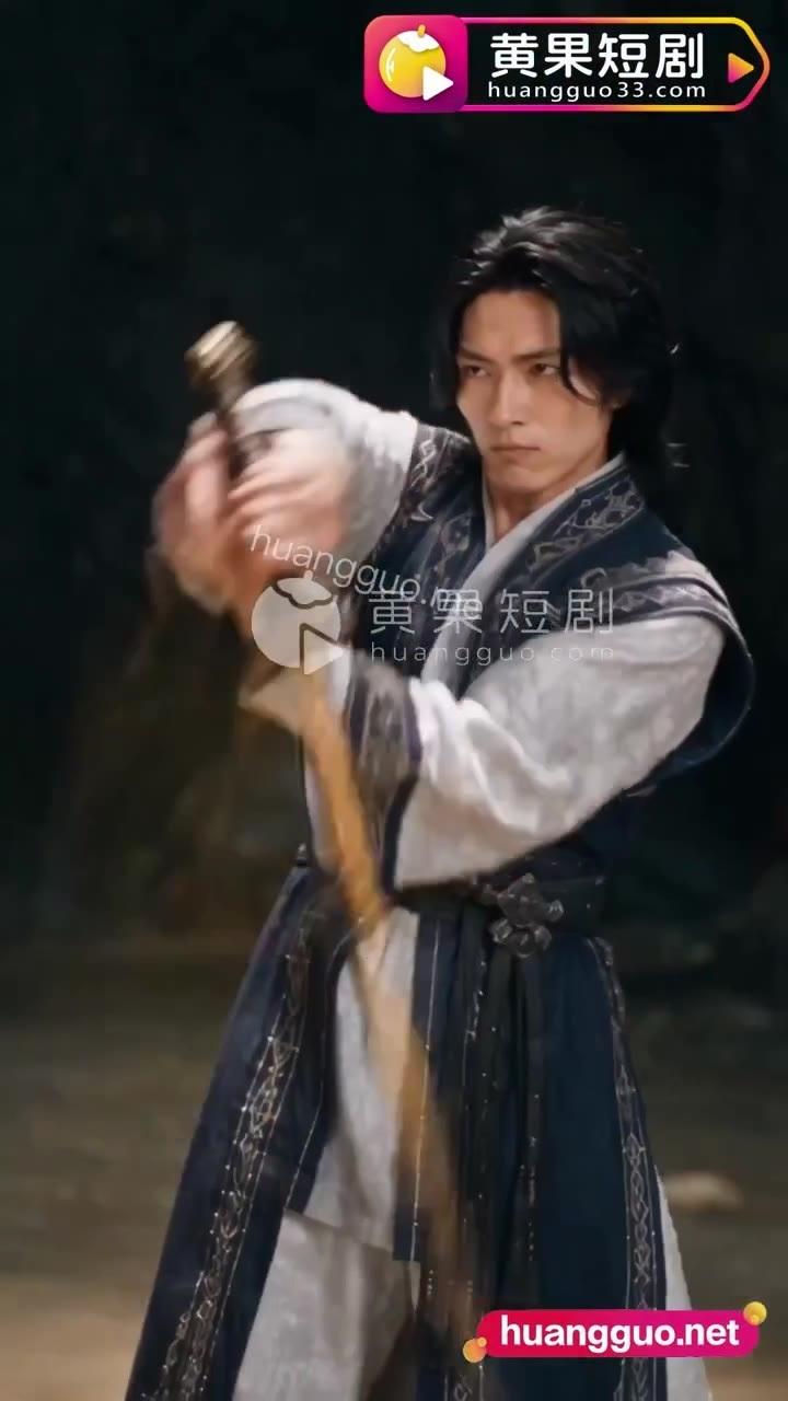萧尘拿起通过考验获得的宝剑