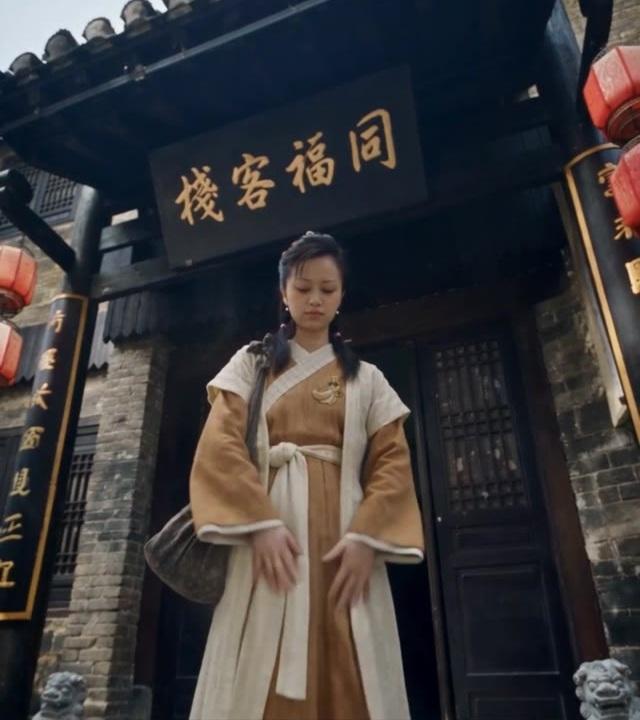 师妹来到同福客栈门前寻找白师兄