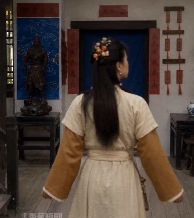 来访女子走进客栈询问是否有人