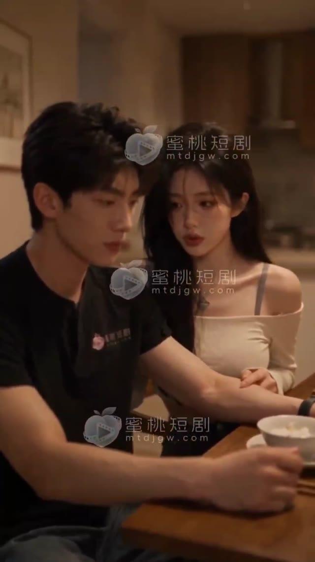 阿斌与母亲在餐桌边回应妹妹的追问