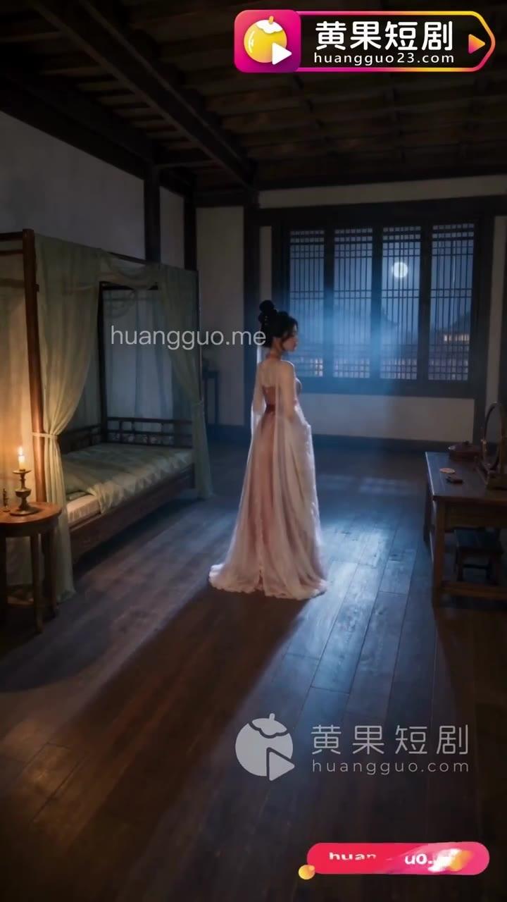 王芷涵在月光映入的房中思索