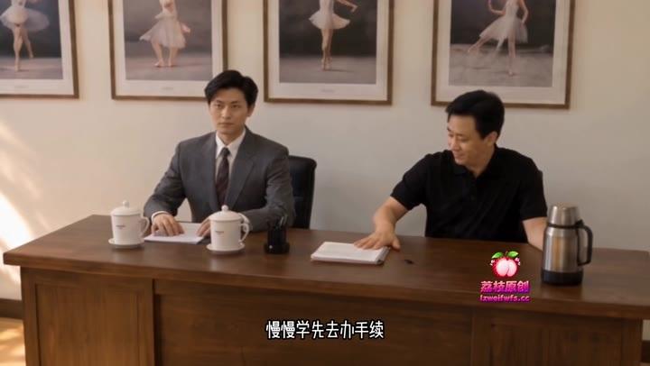 虚构短剧中的面试桌与工作人员