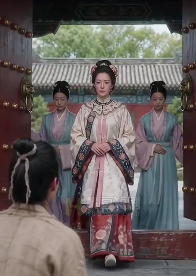 华府主事女子在门前安排登记