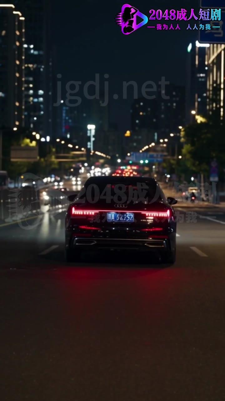 接送车辆行驶在夜间城市道路
