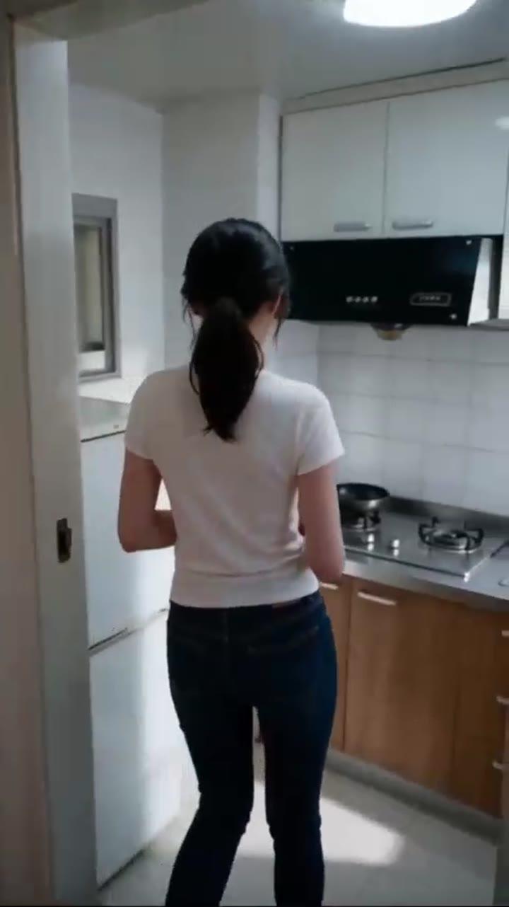 韩老师在独居住所的厨房整理日常事务