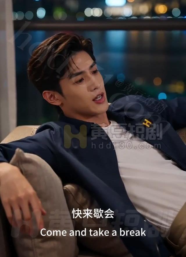 小林穿蓝色外衣在酒店休息