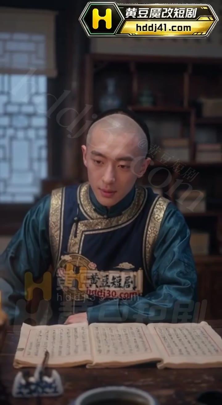 韦小宝坐在书房翻看铺开的账册