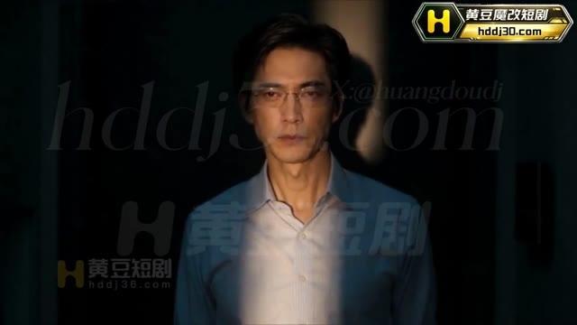 戴眼镜的郑建国回到夜间室内
