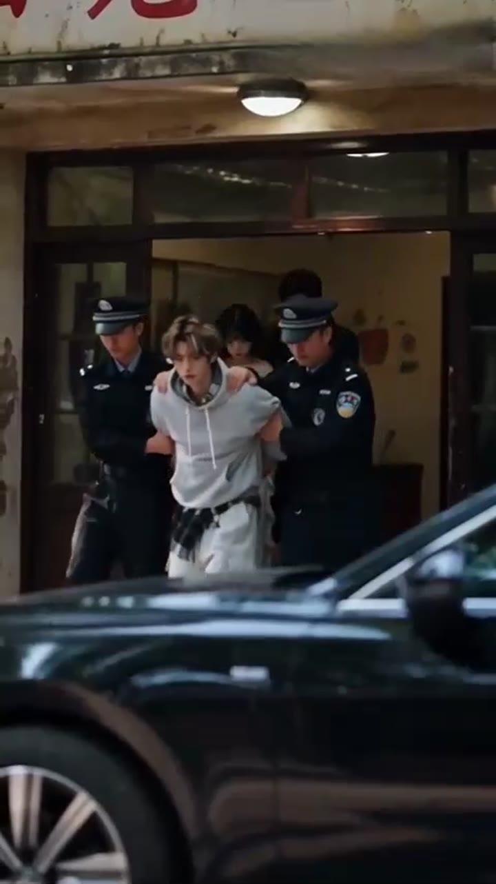 警方将涉事男子带离出租屋
