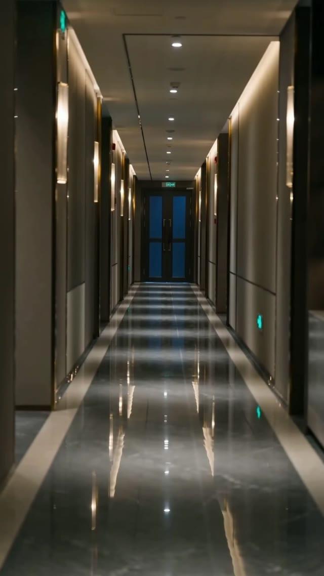 诗恩住处外的狭长走廊