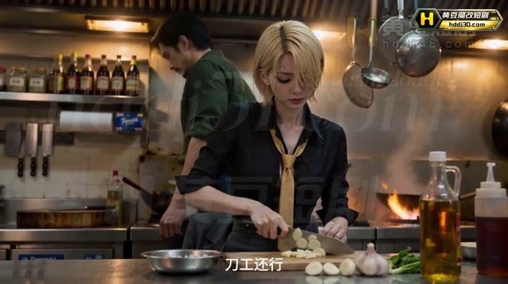 金发厨师在厨房准备食材