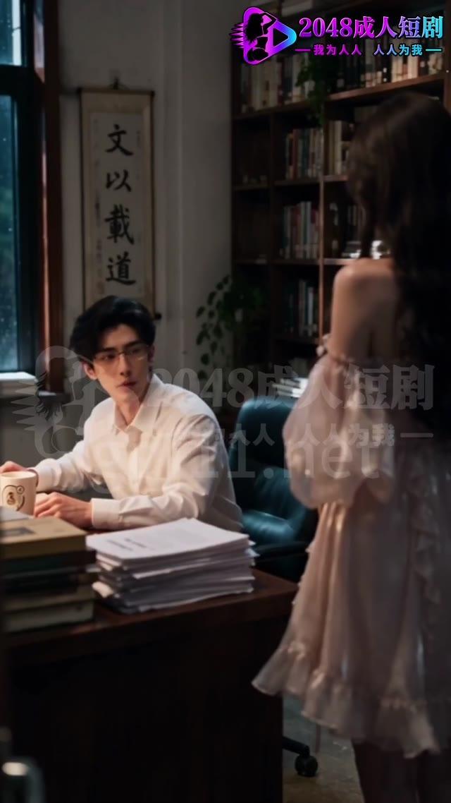 林老师在办公室接收晚间送来的作业